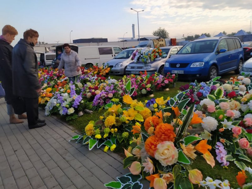Na targu w Tarnobrzegu można już kupić znicze, chryzantemy i wiązanki. Miesiąc przed Świętem Zmarłych! [zdjęcia]