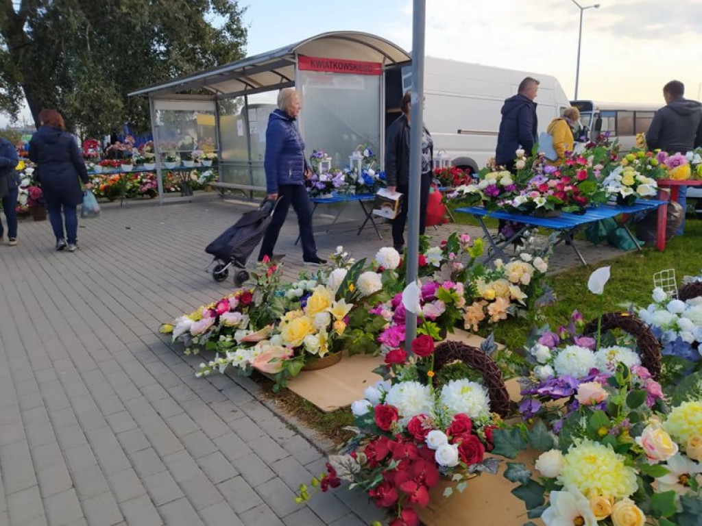 Na targu w Tarnobrzegu można już kupić znicze, chryzantemy i wiązanki. Miesiąc przed Świętem Zmarłych! [zdjęcia]
