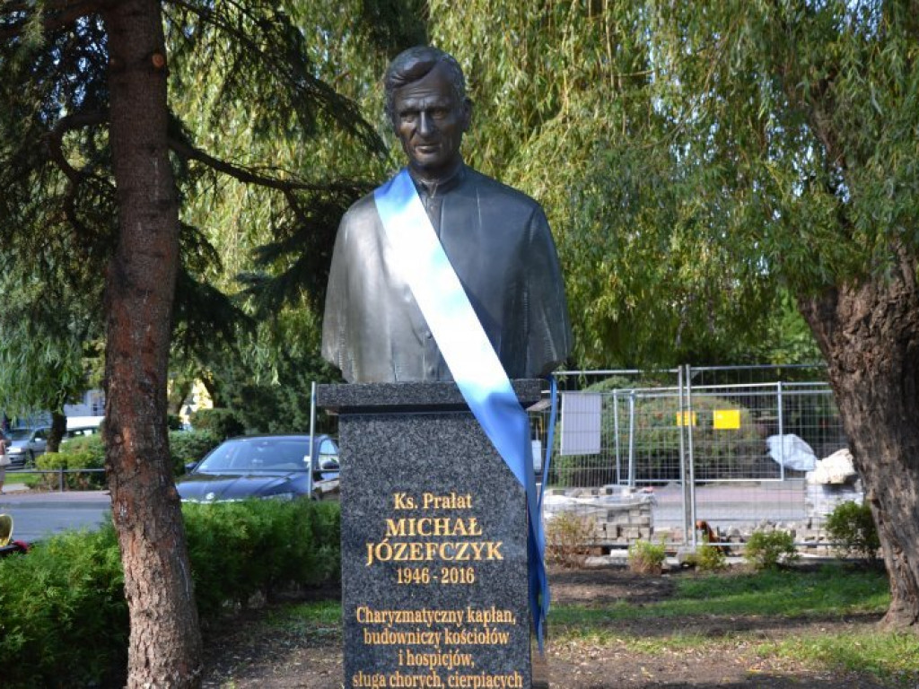 W Tarnobrzegu odsłonięto popiersie księdza Michała Józefczyka [zdjęcia]