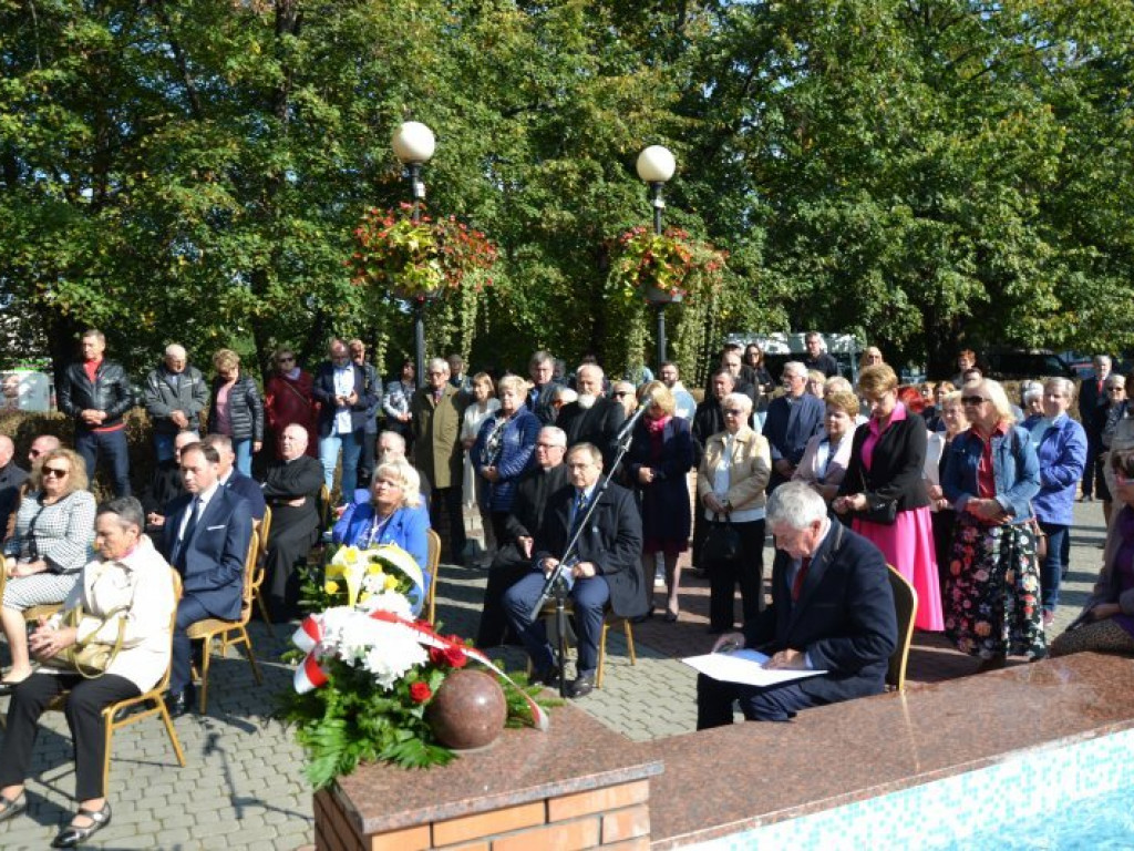 W Tarnobrzegu odsłonięto popiersie księdza Michała Józefczyka [zdjęcia]