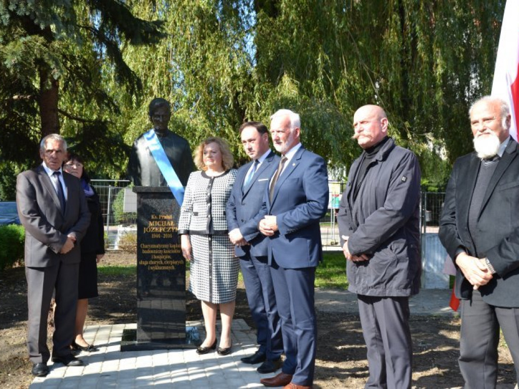 W Tarnobrzegu odsłonięto popiersie księdza Michała Józefczyka [zdjęcia]