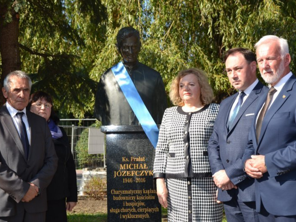 W Tarnobrzegu odsłonięto popiersie księdza Michała Józefczyka [zdjęcia]