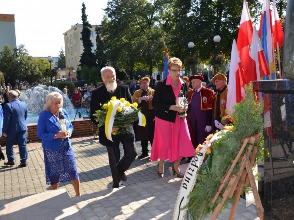 W Tarnobrzegu odsłonięto popiersie księdza Michała Józefczyka [zdjęcia]