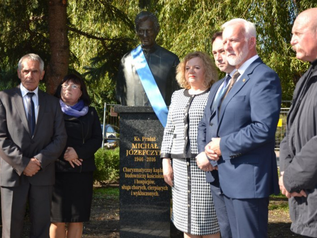 W Tarnobrzegu odsłonięto popiersie księdza Michała Józefczyka [zdjęcia]