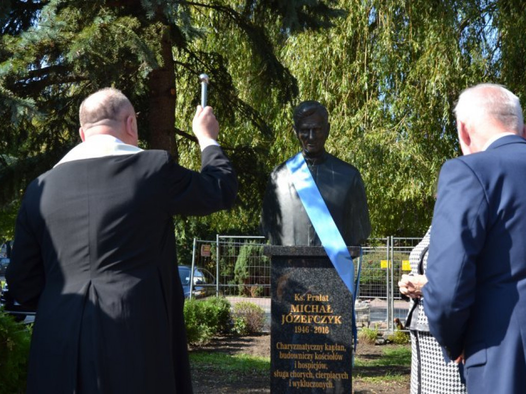 W Tarnobrzegu odsłonięto popiersie księdza Michała Józefczyka [zdjęcia]