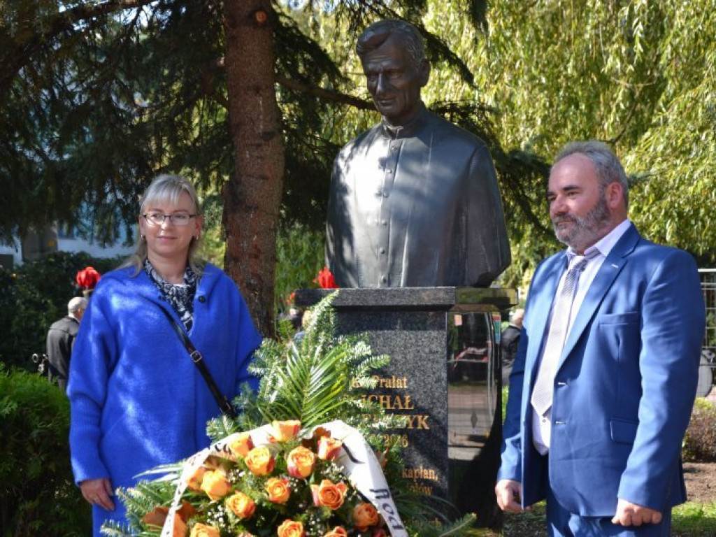 W Tarnobrzegu odsłonięto popiersie księdza Michała Józefczyka [zdjęcia]
