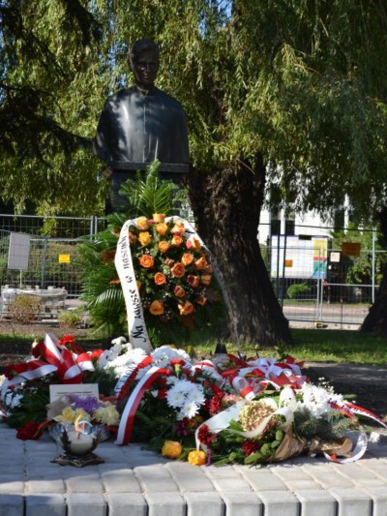 W Tarnobrzegu odsłonięto popiersie księdza Michała Józefczyka [zdjęcia]