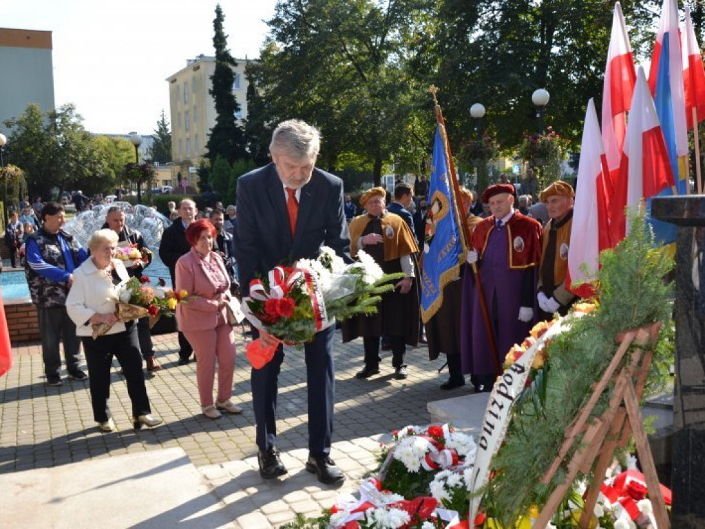 W Tarnobrzegu odsłonięto popiersie księdza Michała Józefczyka [zdjęcia]