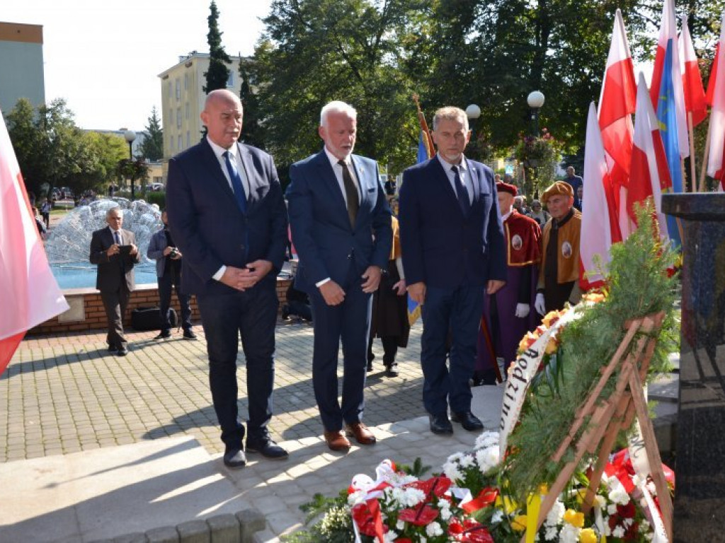 W Tarnobrzegu odsłonięto popiersie księdza Michała Józefczyka [zdjęcia]