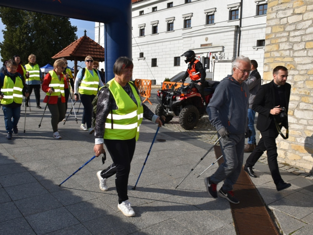 Sandomierz, gm. Samborzec. Pobiegli po zdrowie i ... wyjątkowe sandały [zdjęcia]