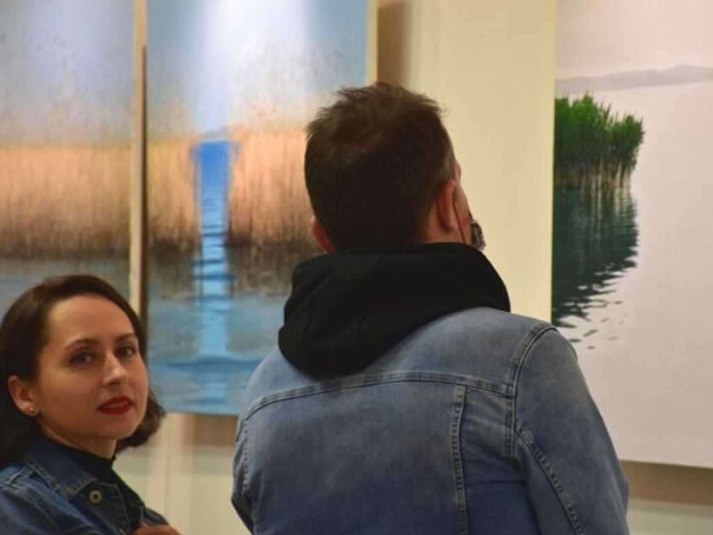 Wernisaż malarstwa Grzegorza Wójcika w Tarnobrzeskim Domu Kultury [zdjęcia]