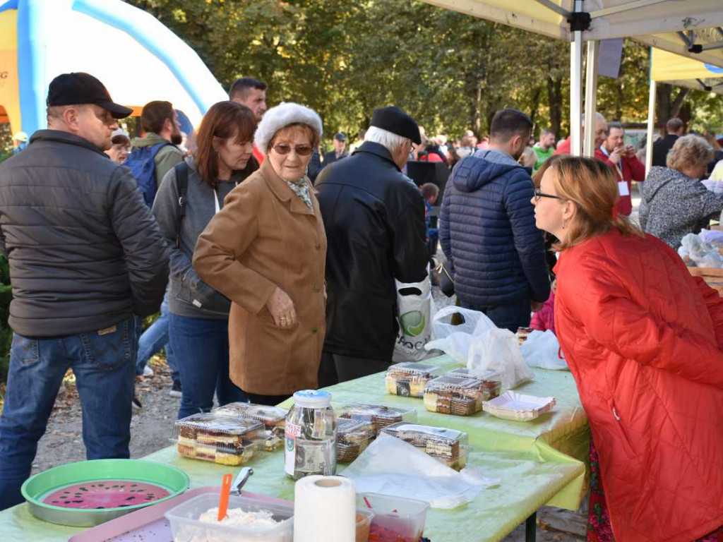 Tarnobrzeg. 27 tys. zł udało się zebrać podczas charytatywnego kiermaszu ciast dla Leonka [zdjęcia]