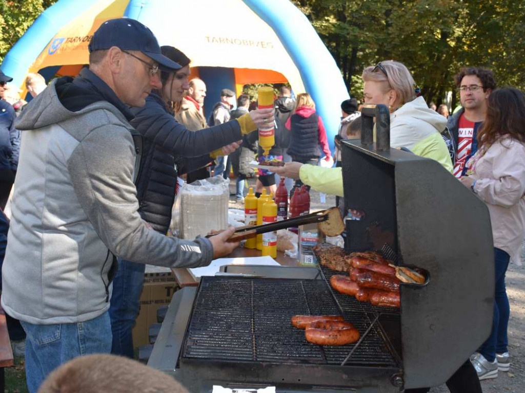 Tarnobrzeg. 27 tys. zł udało się zebrać podczas charytatywnego kiermaszu ciast dla Leonka [zdjęcia]