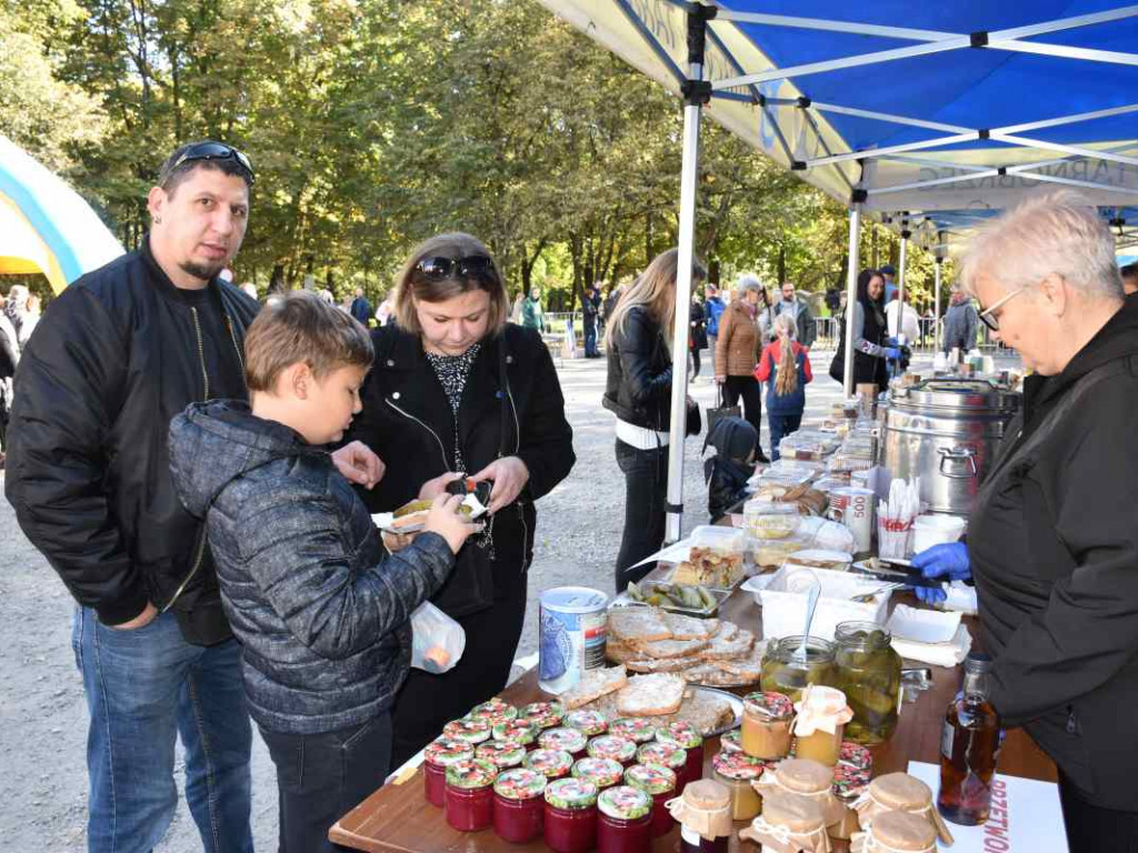 Tarnobrzeg. 27 tys. zł udało się zebrać podczas charytatywnego kiermaszu ciast dla Leonka [zdjęcia]