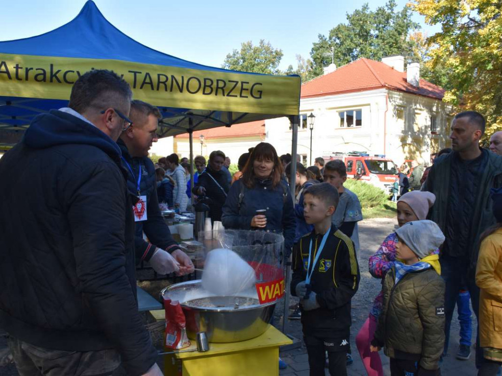 Tarnobrzeg. 27 tys. zł udało się zebrać podczas charytatywnego kiermaszu ciast dla Leonka [zdjęcia]