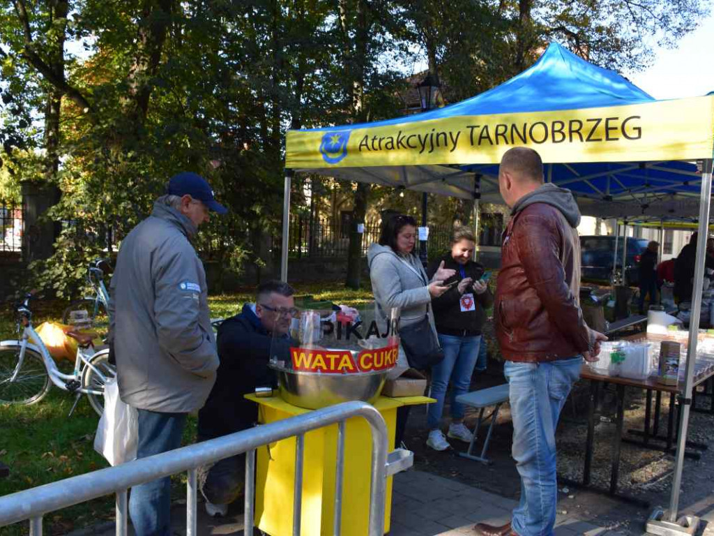 Tarnobrzeg. 27 tys. zł udało się zebrać podczas charytatywnego kiermaszu ciast dla Leonka [zdjęcia]