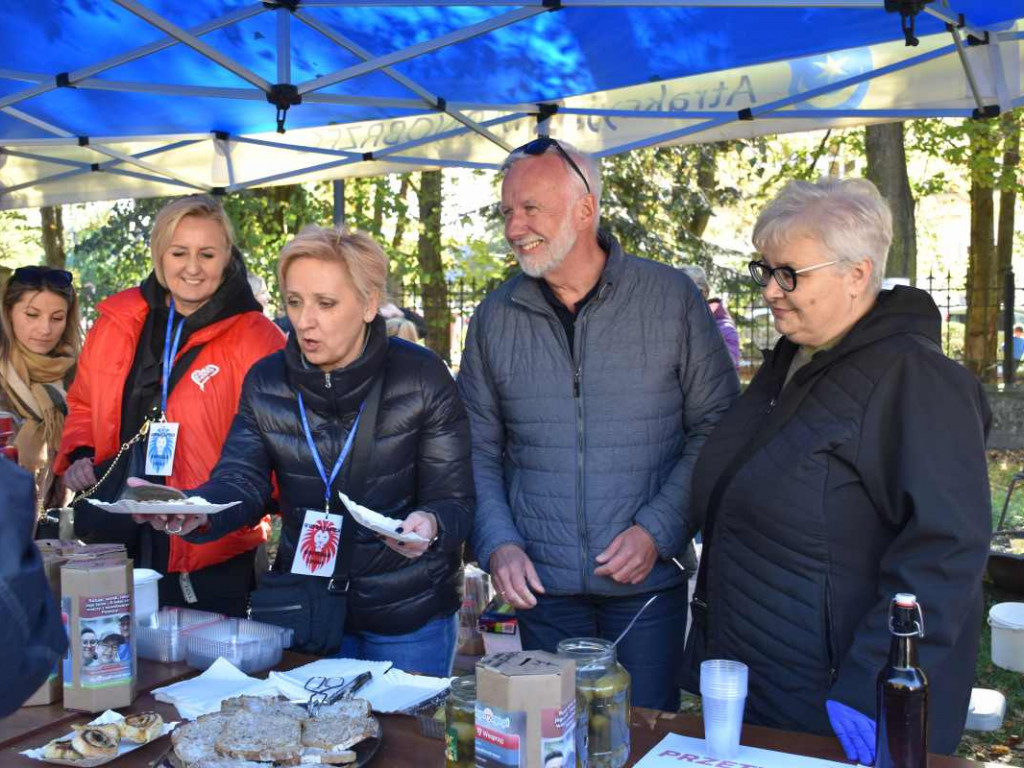 Tarnobrzeg. 27 tys. zł udało się zebrać podczas charytatywnego kiermaszu ciast dla Leonka [zdjęcia]