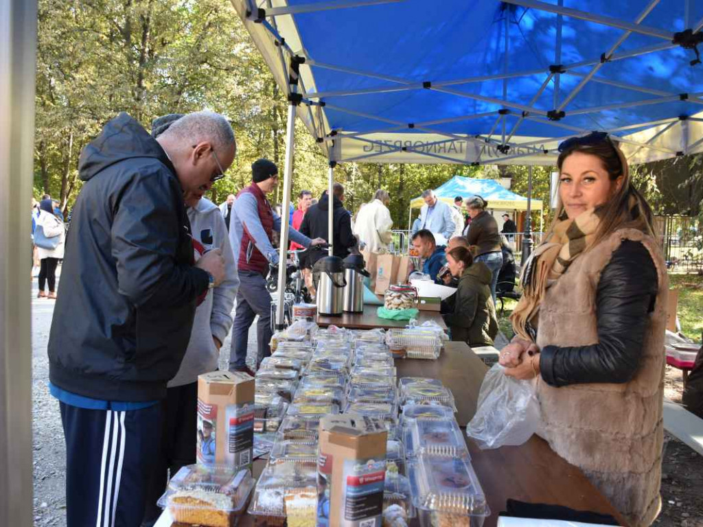 Tarnobrzeg. 27 tys. zł udało się zebrać podczas charytatywnego kiermaszu ciast dla Leonka [zdjęcia]