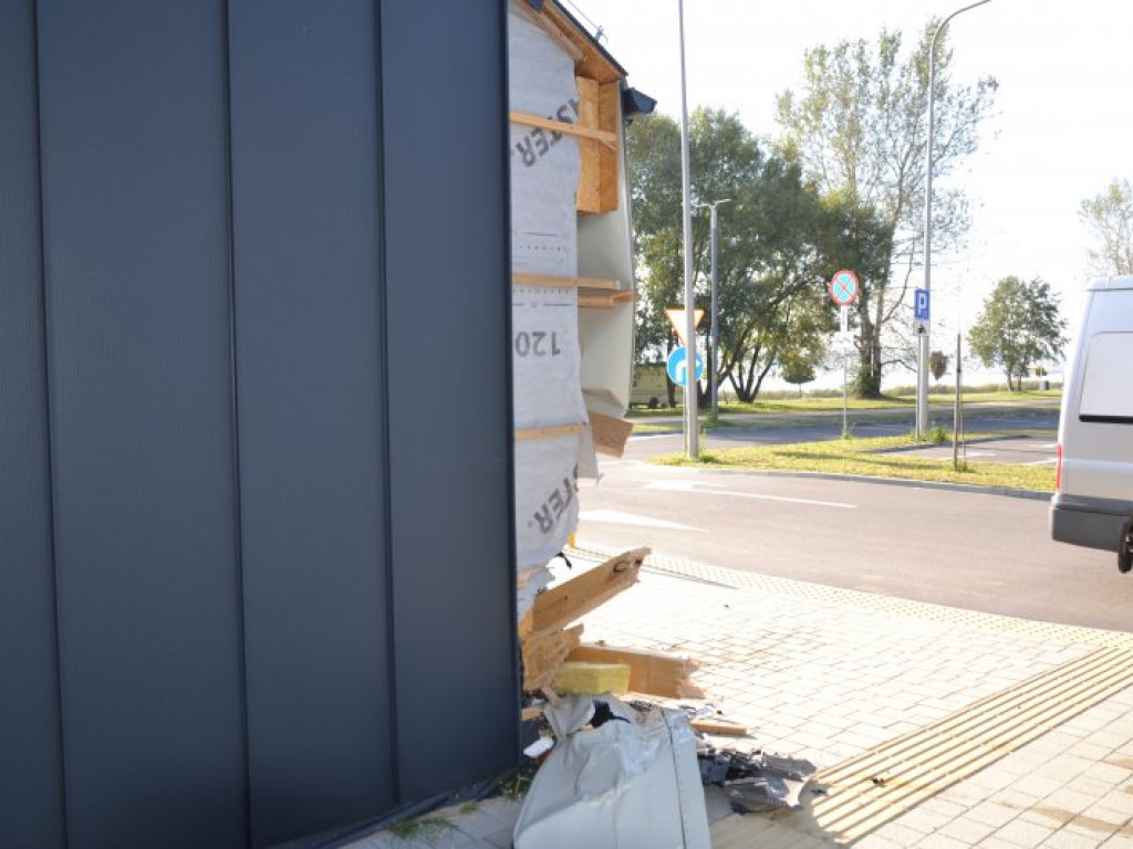 Tarnobrzeg. Mercedesem do szaletu nad Jeziorem Tarnobrzeskim [zdjęcia]