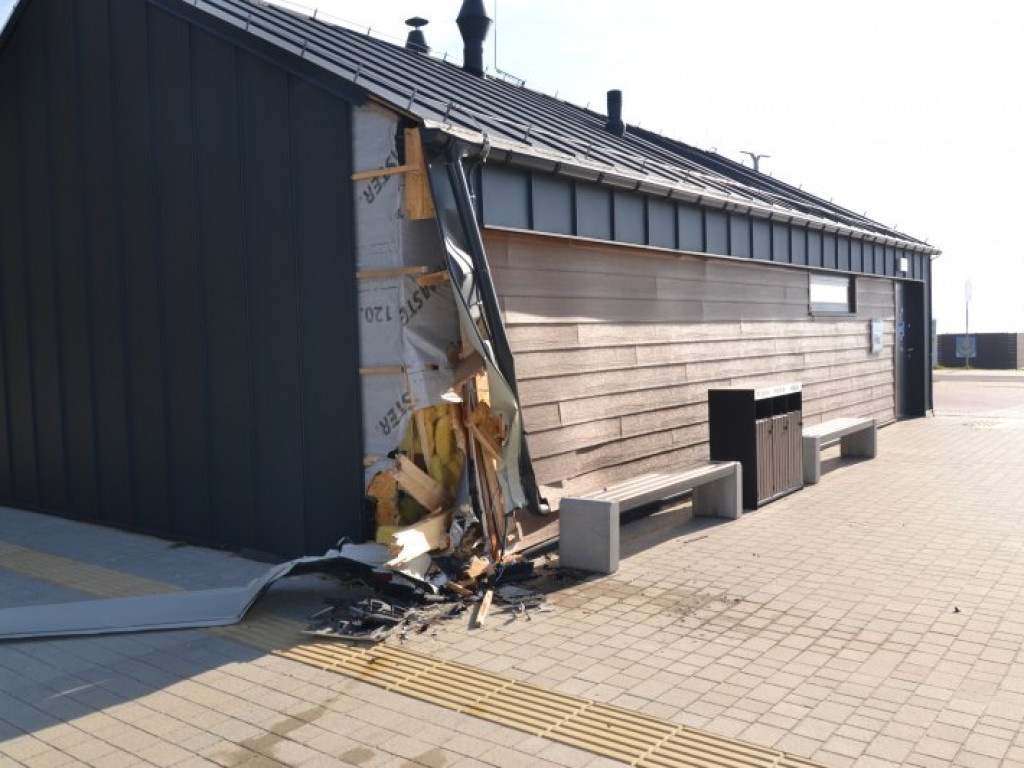 Tarnobrzeg. Mercedesem do szaletu nad Jeziorem Tarnobrzeskim [zdjęcia]