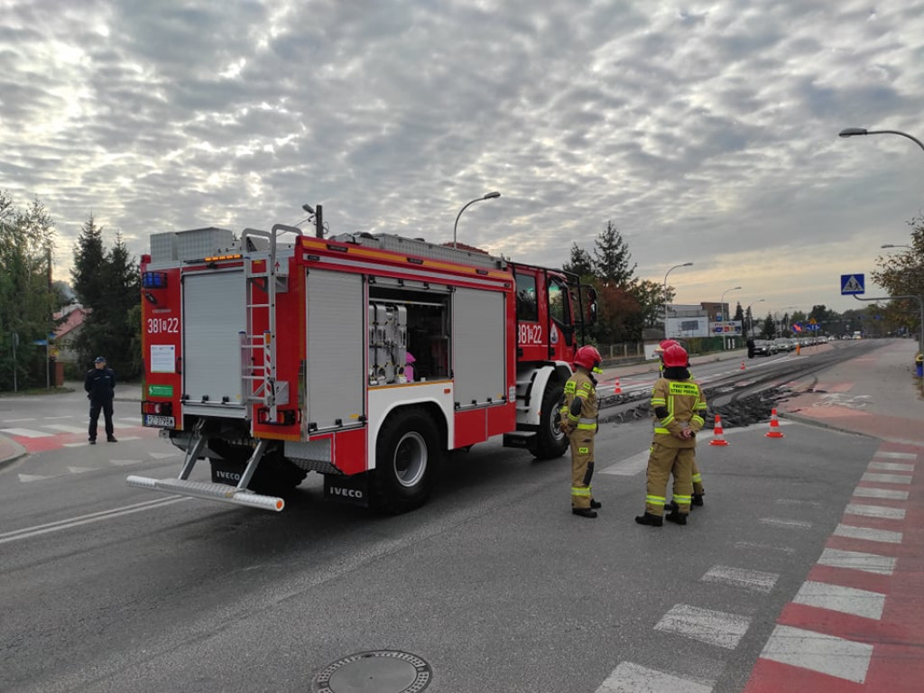 Ogromne korki na Wisłostradzie w Tarnobrzegu. Na jezdni jest rozlana substancja [zdjęcia]