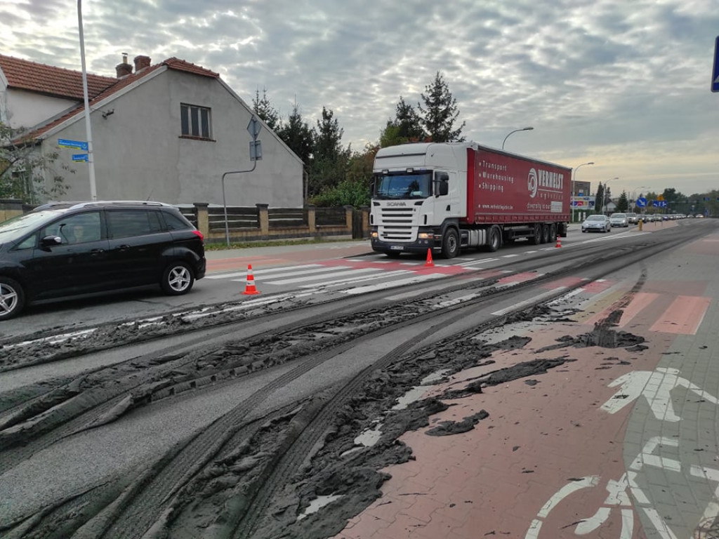 Ogromne korki na Wisłostradzie w Tarnobrzegu. Na jezdni jest rozlana substancja [zdjęcia]