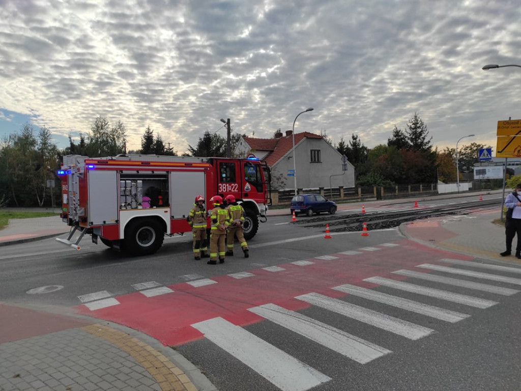 Ogromne korki na Wisłostradzie w Tarnobrzegu. Na jezdni jest rozlana substancja [zdjęcia]