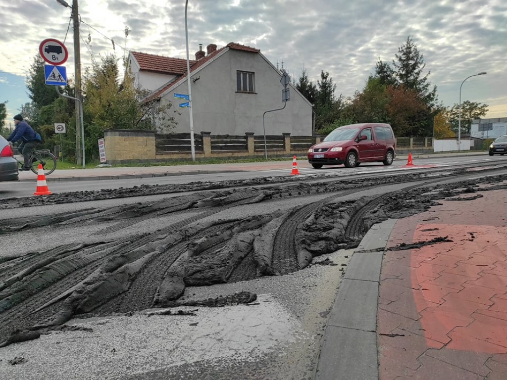Ogromne korki na Wisłostradzie w Tarnobrzegu. Na jezdni jest rozlana substancja [zdjęcia]