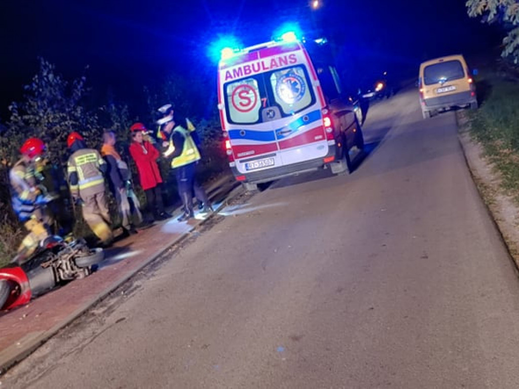 Gm. Baranów Sandomierski. 56-letni motocyklista wypadł z drogi. Ze złamaniami trafił do szpitala [zdjęcia]