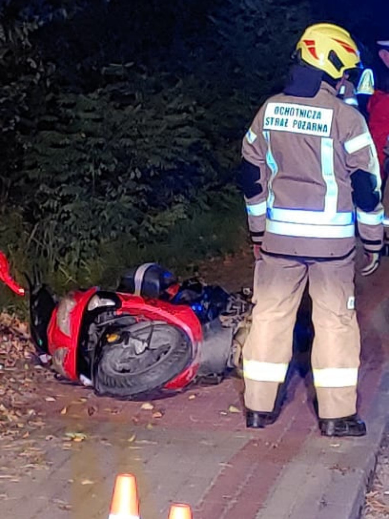 Gm. Baranów Sandomierski. 56-letni motocyklista wypadł z drogi. Ze złamaniami trafił do szpitala [zdjęcia]