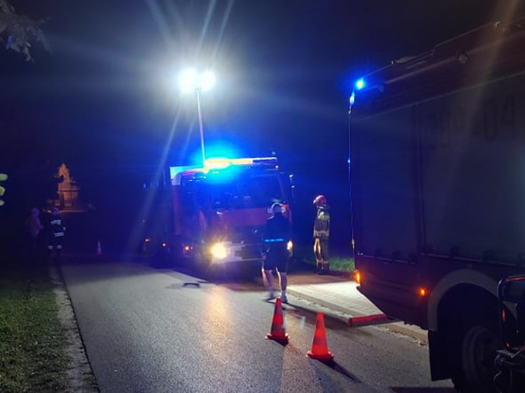 Gm. Baranów Sandomierski. 56-letni motocyklista wypadł z drogi. Ze złamaniami trafił do szpitala [zdjęcia]