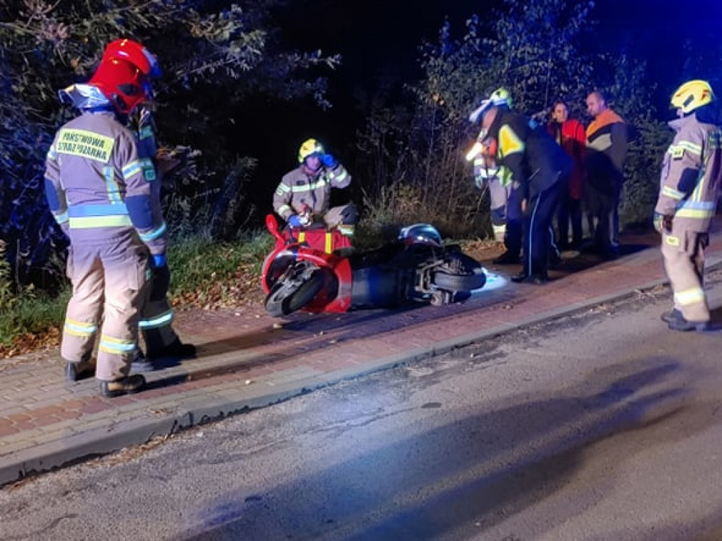 Gm. Baranów Sandomierski. 56-letni motocyklista wypadł z drogi. Ze złamaniami trafił do szpitala [zdjęcia]