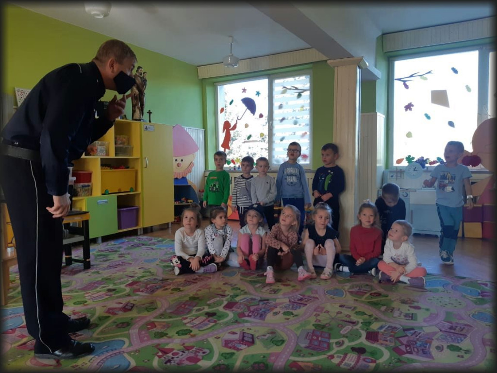 Tarnobrzeski policjant uczył dzieci w przedszkolu prawidłowych zachowań na drodze [zdjęcia]