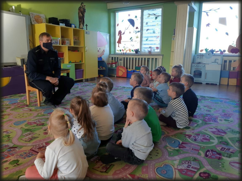 Tarnobrzeski policjant uczył dzieci w przedszkolu prawidłowych zachowań na drodze [zdjęcia]
