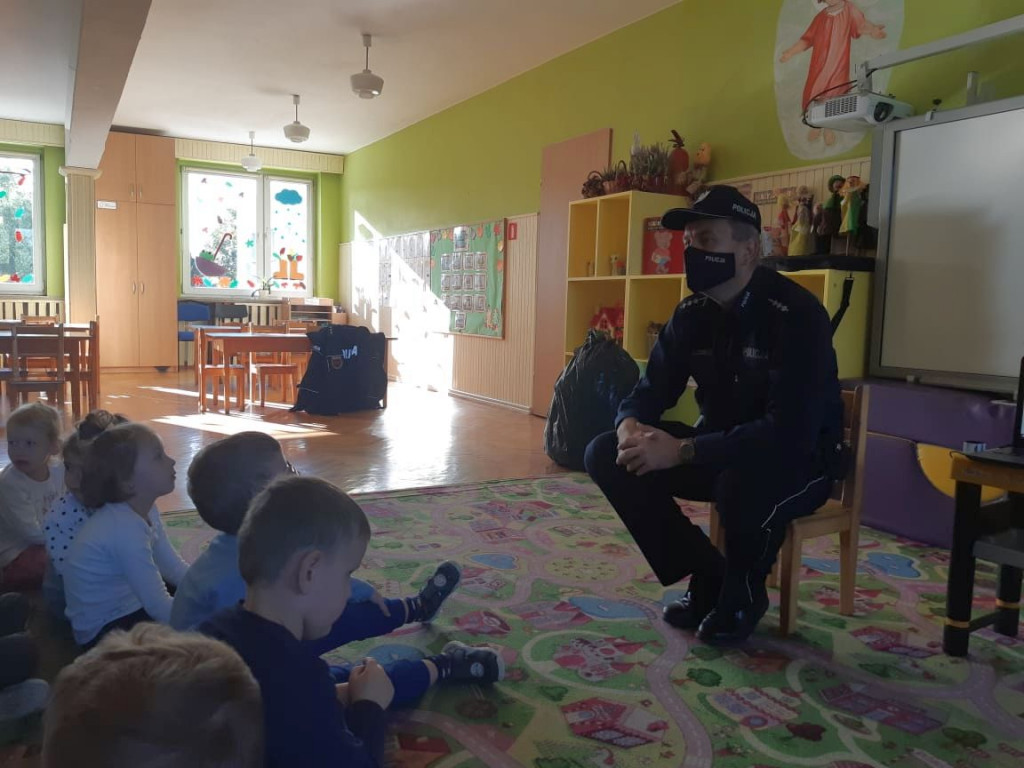 Tarnobrzeski policjant uczył dzieci w przedszkolu prawidłowych zachowań na drodze [zdjęcia]