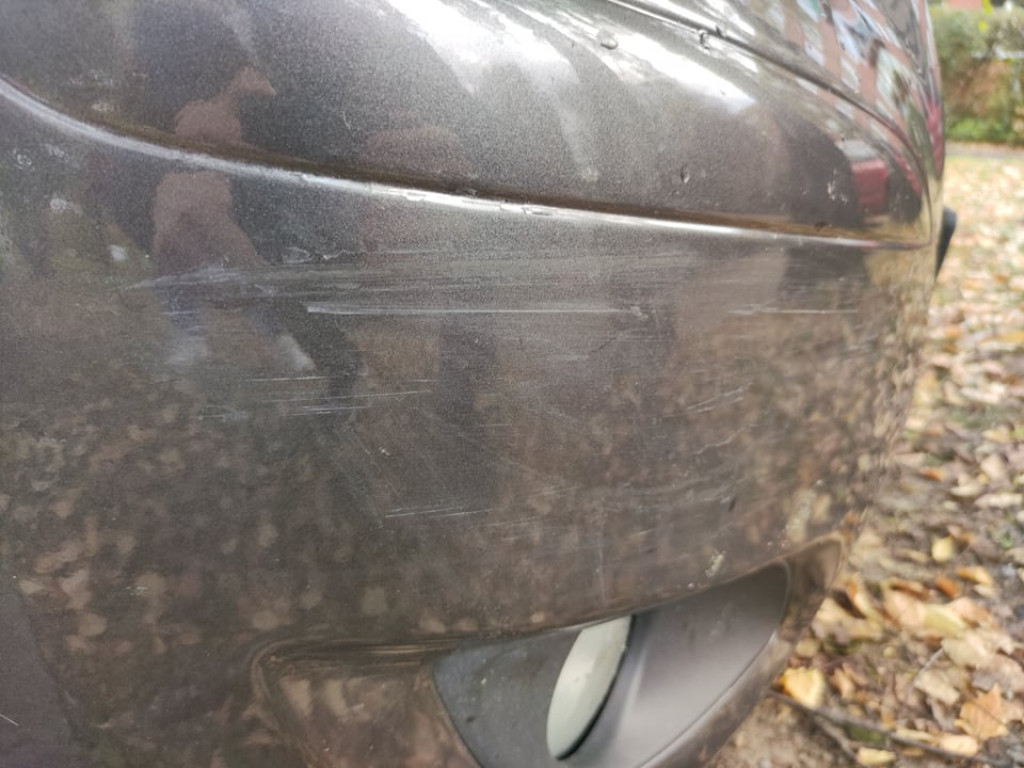 Piratka drogowa na ulicach Tarnobrzega. Bączki, obite auto, uszkodzone nasadzenia i krawężniki [zdjęcia]