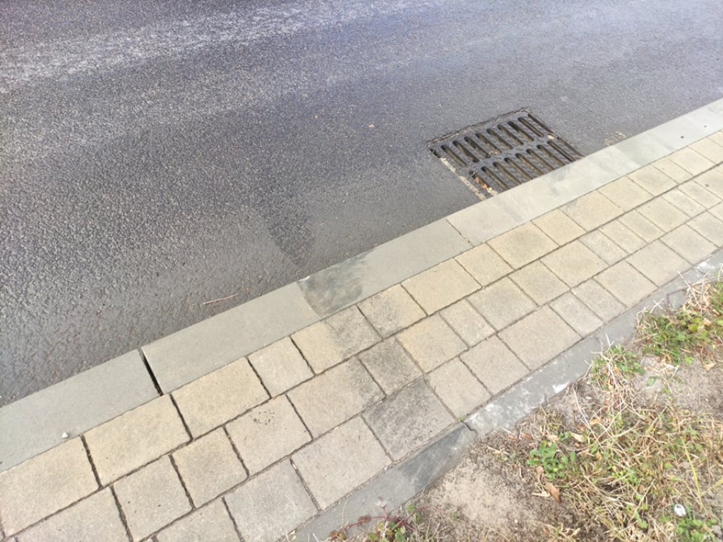 Piratka drogowa na ulicach Tarnobrzega. Bączki, obite auto, uszkodzone nasadzenia i krawężniki [zdjęcia]