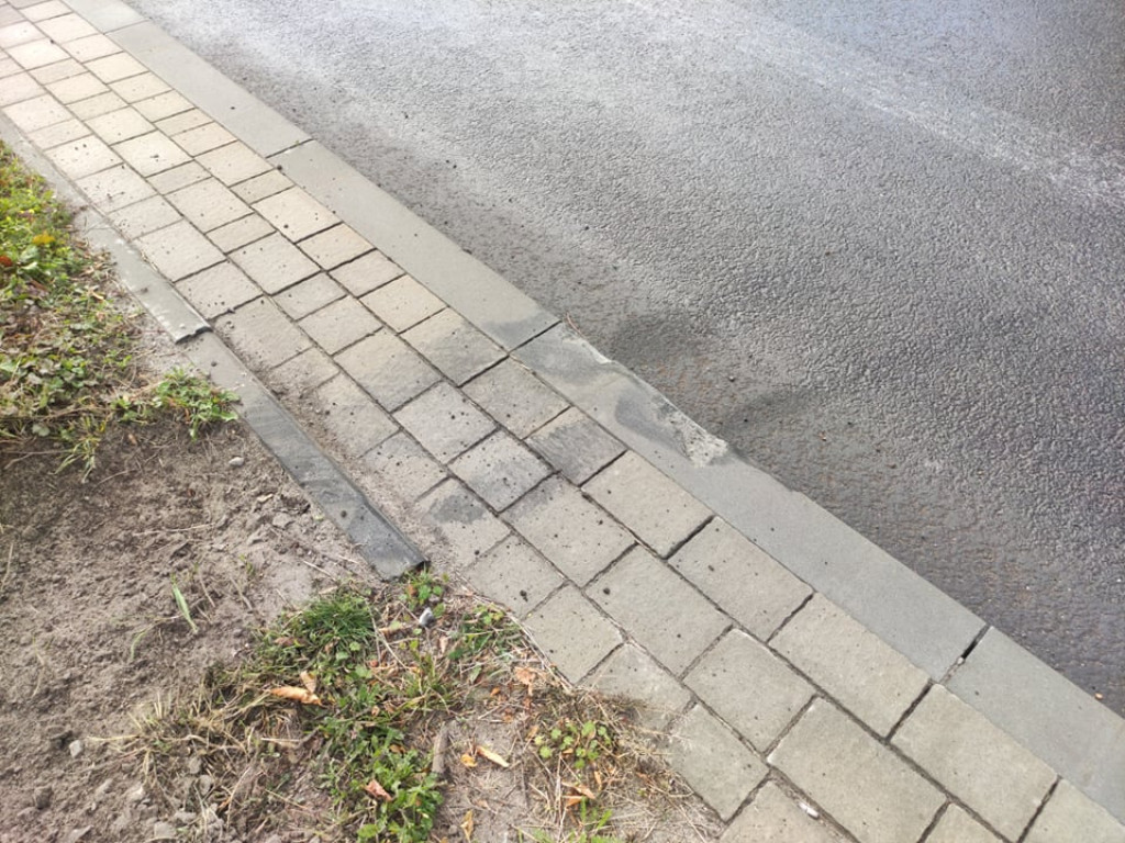Piratka drogowa na ulicach Tarnobrzega. Bączki, obite auto, uszkodzone nasadzenia i krawężniki [zdjęcia]
