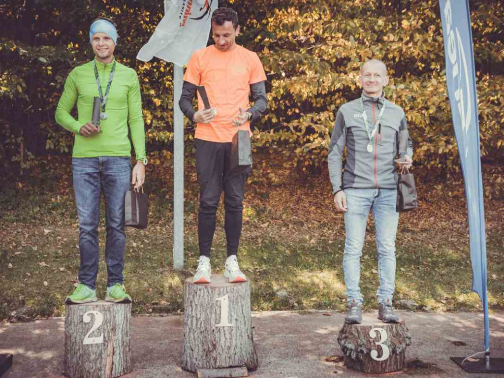 Biegli leśnymi ścieżkami Zamczyska Turskiego [zdjęcia]