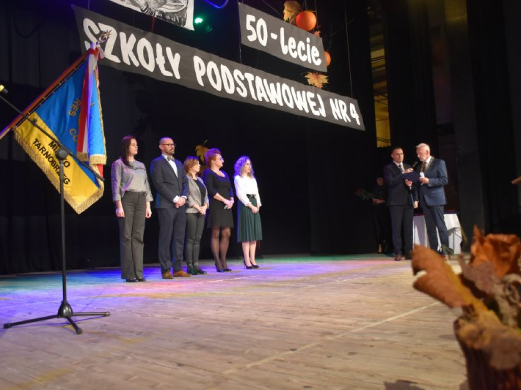 Święto Edukacji Narodowej. 50-lecie SP4 i nagrody dla tarnobrzeskich nauczycieli [zdjęcia]