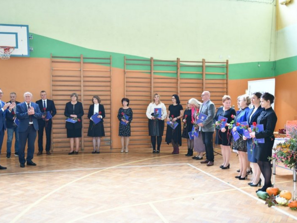 Powiatowy Dzień Edukacji Narodowej w Sandomierzu. Nagrodzono nauczycieli [zdjęcia]