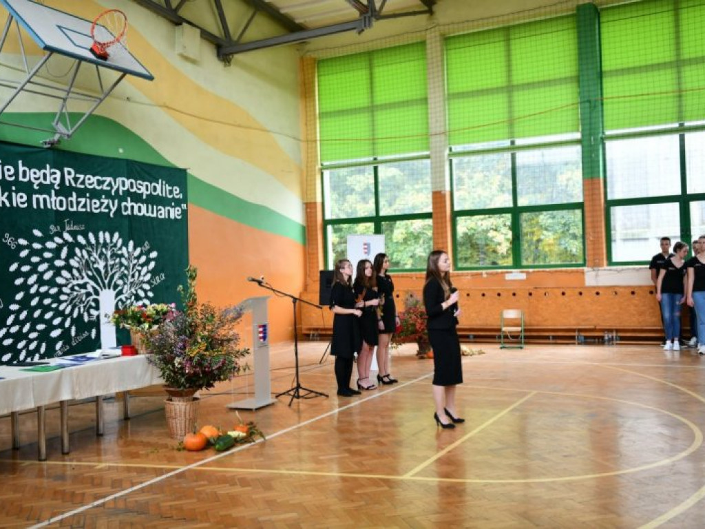 Powiatowy Dzień Edukacji Narodowej w Sandomierzu. Nagrodzono nauczycieli [zdjęcia]