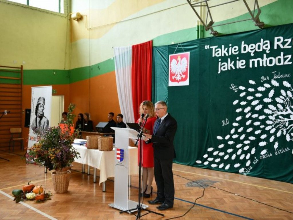 Powiatowy Dzień Edukacji Narodowej w Sandomierzu. Nagrodzono nauczycieli [zdjęcia]