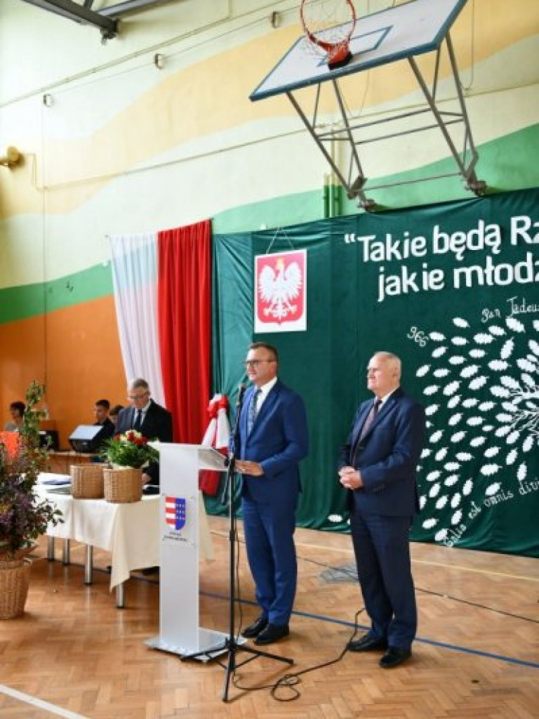 Powiatowy Dzień Edukacji Narodowej w Sandomierzu. Nagrodzono nauczycieli [zdjęcia]