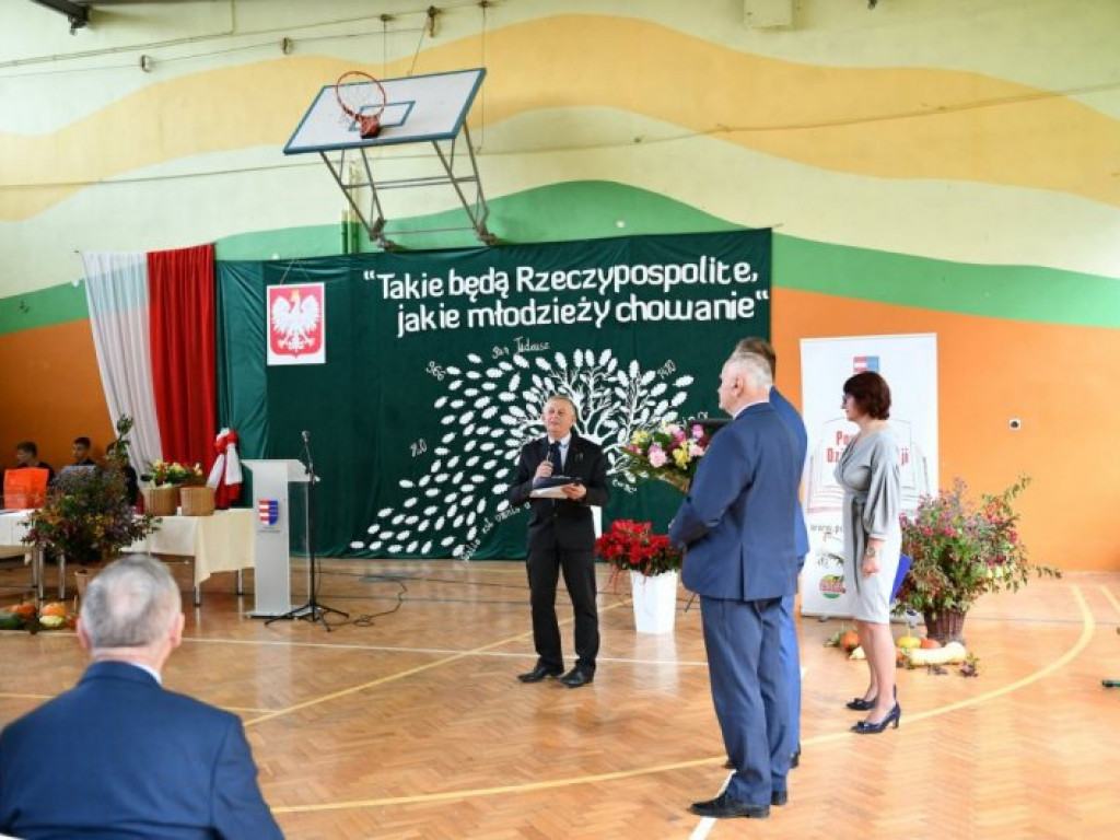 Powiatowy Dzień Edukacji Narodowej w Sandomierzu. Nagrodzono nauczycieli [zdjęcia]