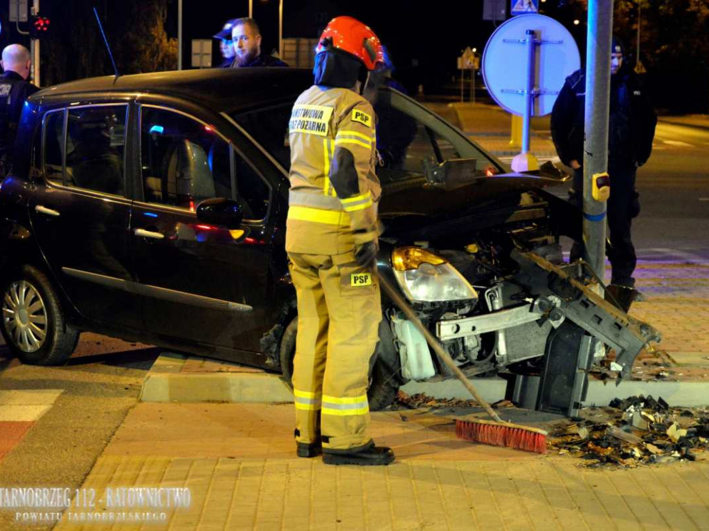 Tarnobrzeg. Kierowca renaulta uderzył w sygnalizator świetlny na jednym z głównych skrzyżowań w mieście [zdjęcia]