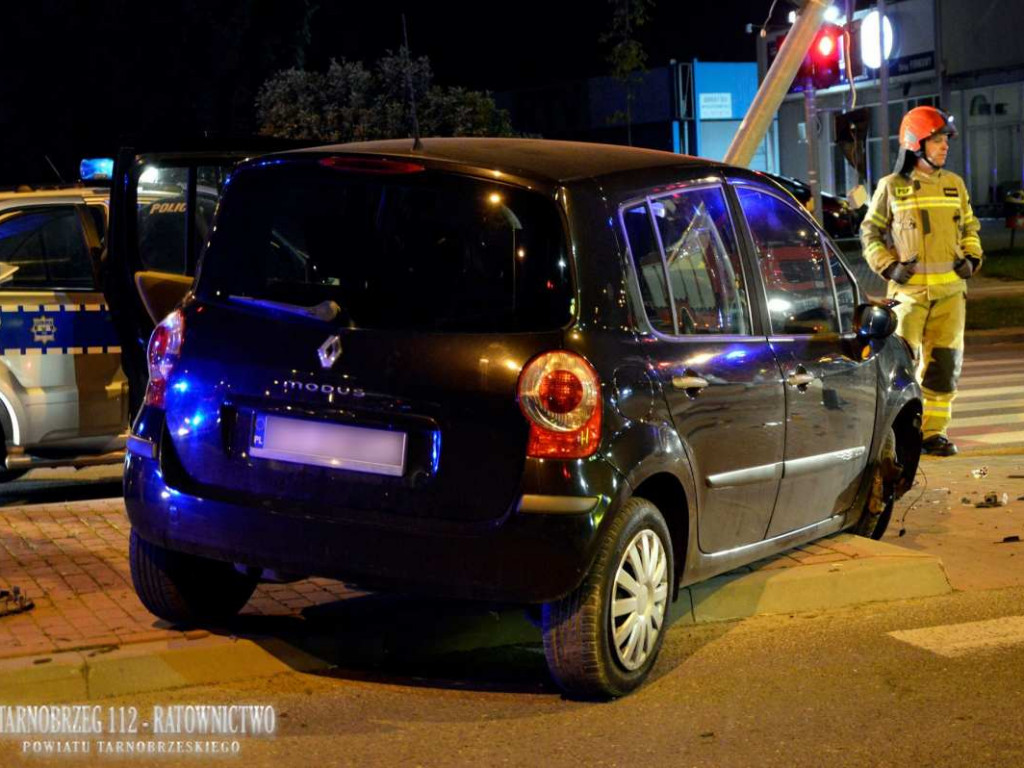 Tarnobrzeg. Kierowca renaulta uderzył w sygnalizator świetlny na jednym z głównych skrzyżowań w mieście [zdjęcia]