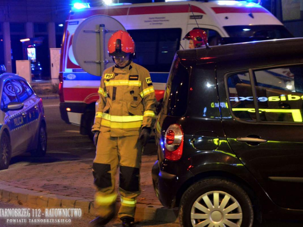 Tarnobrzeg. Kierowca renaulta uderzył w sygnalizator świetlny na jednym z głównych skrzyżowań w mieście [zdjęcia]