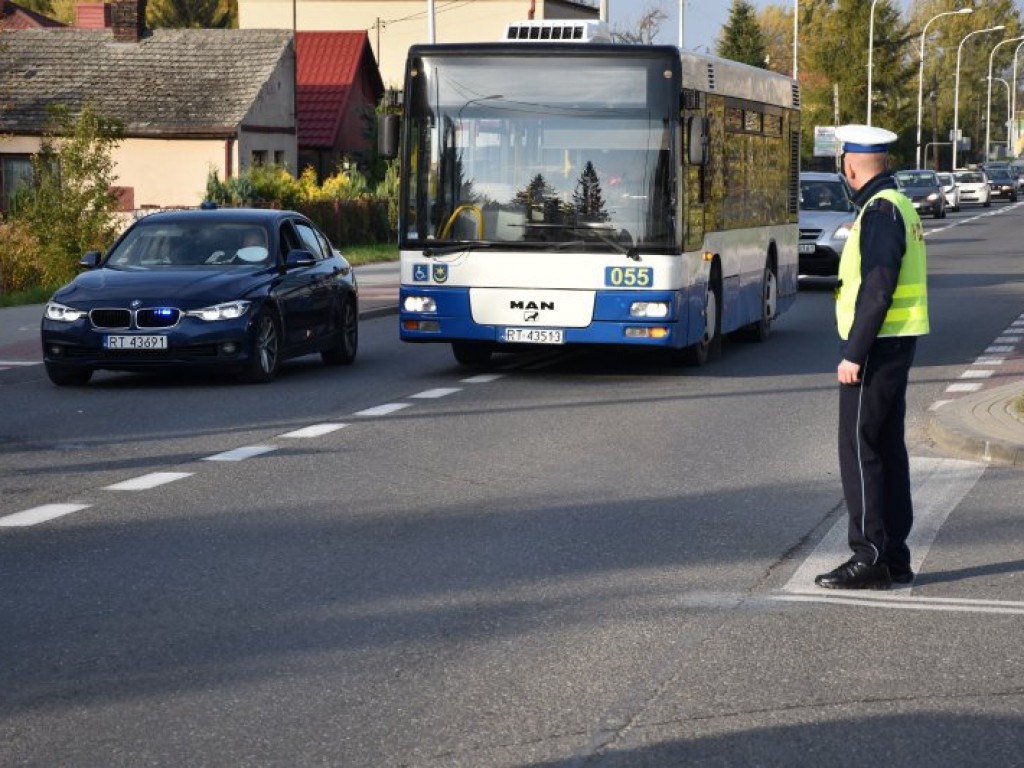 Tarnobrzeg. Wypadek na ulicy Sienkiewicza. Dwie osoby poszkodowane [wideo][zdjęcia]