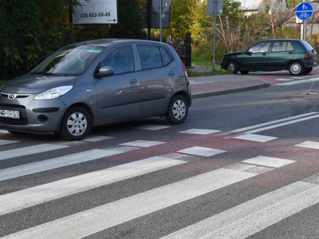 Tarnobrzeg. Wypadek na ulicy Sienkiewicza. Dwie osoby poszkodowane [wideo][zdjęcia]